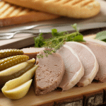 Assiette de paté de porc et foie avec pain et cornichons